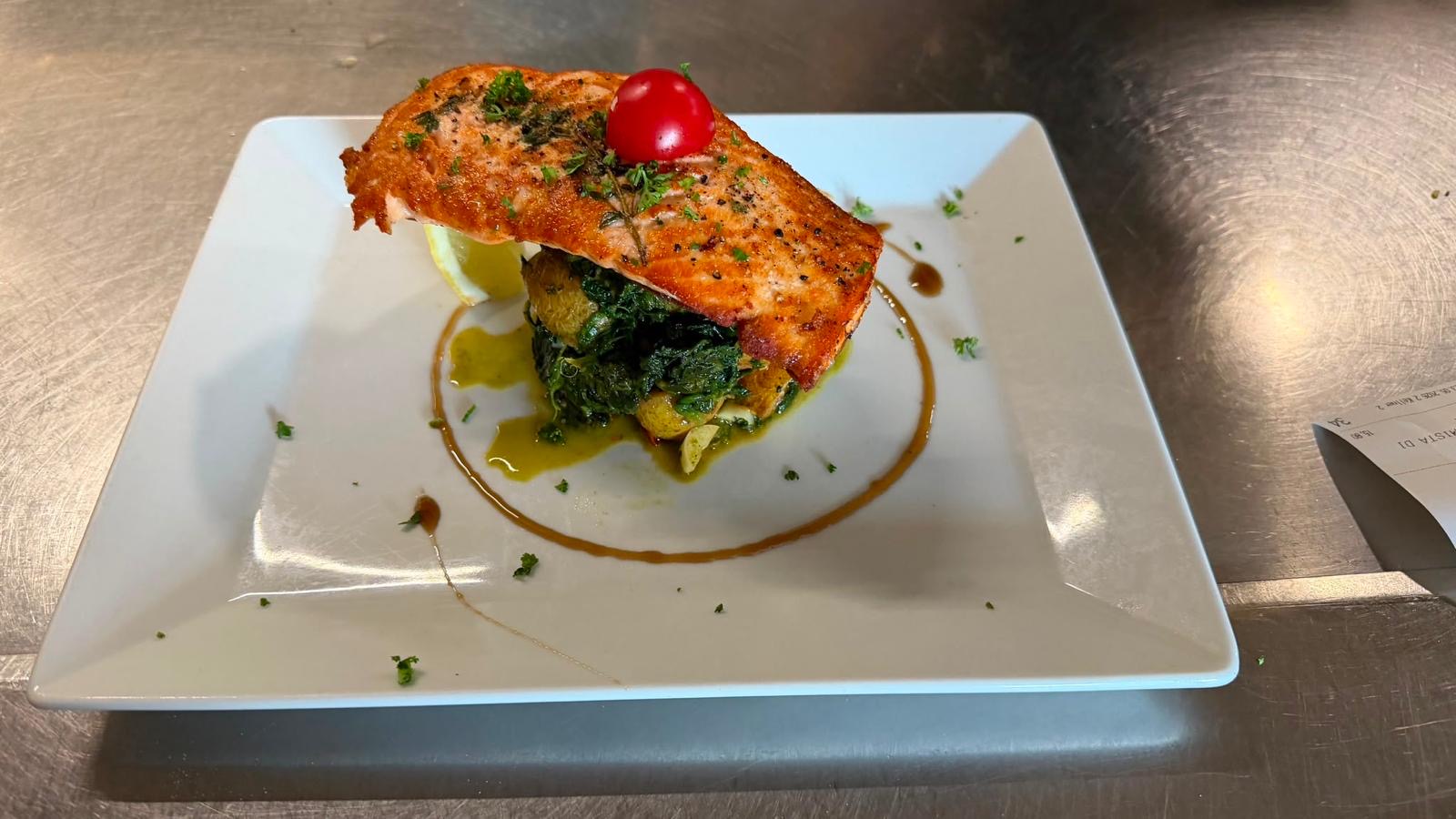Sesamkruste Thunfisch mit Salat
