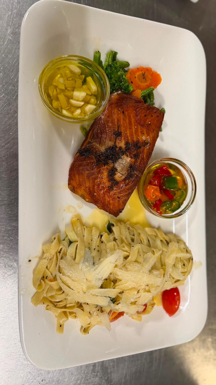 Ganzer gegrillter Fisch mit Brokkoli