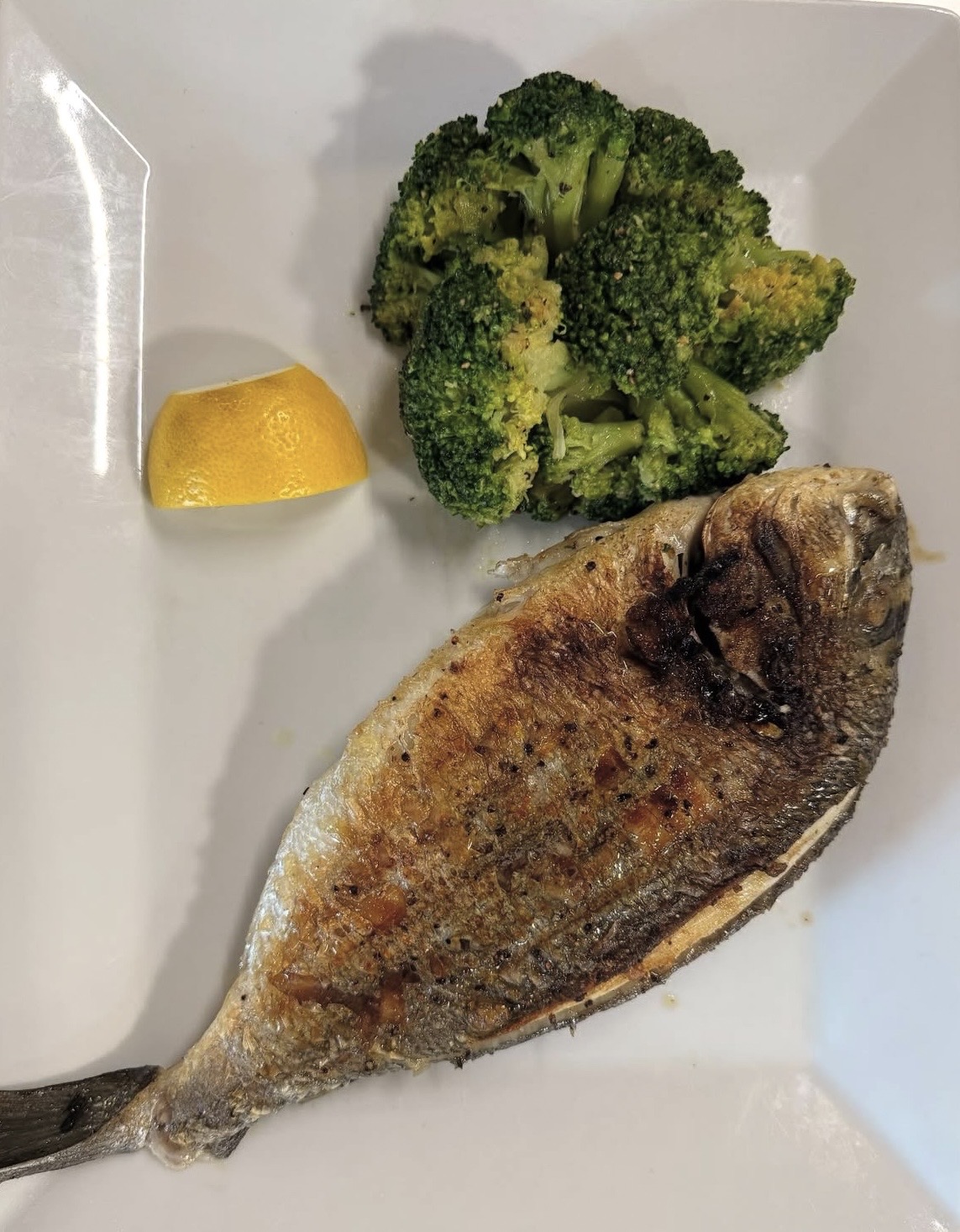 Ganzer gegrillter Fisch mit Brokkoli
