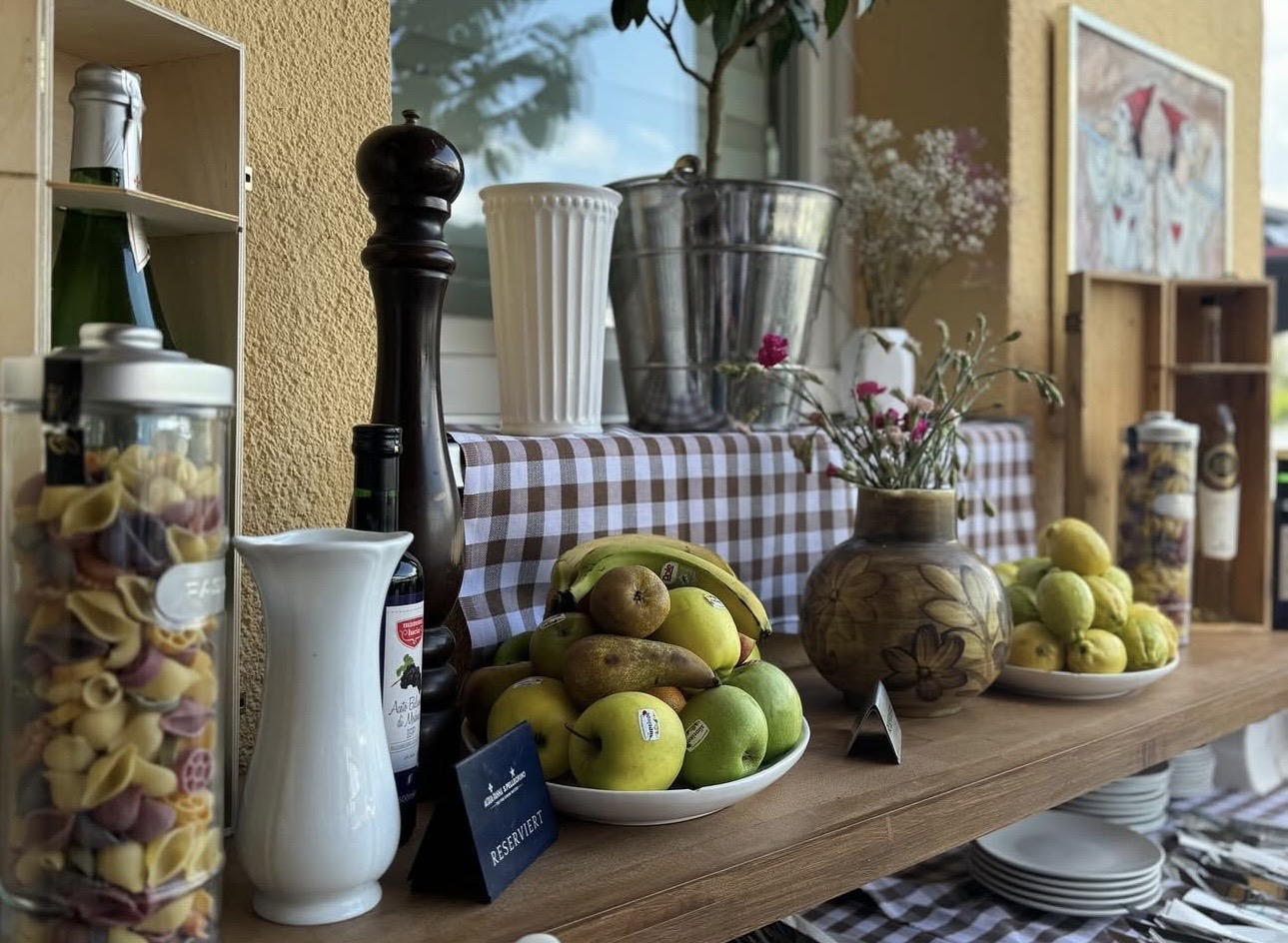 Theke mit Obst und Dekor