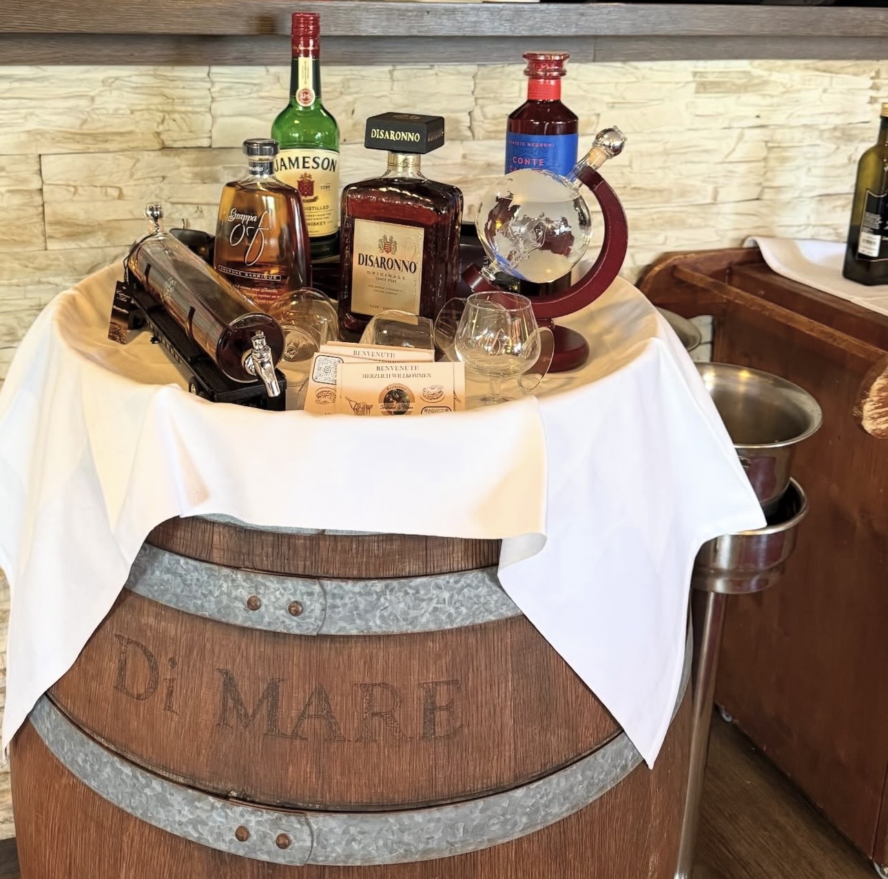 Barfass mit Spirituosenauswahl