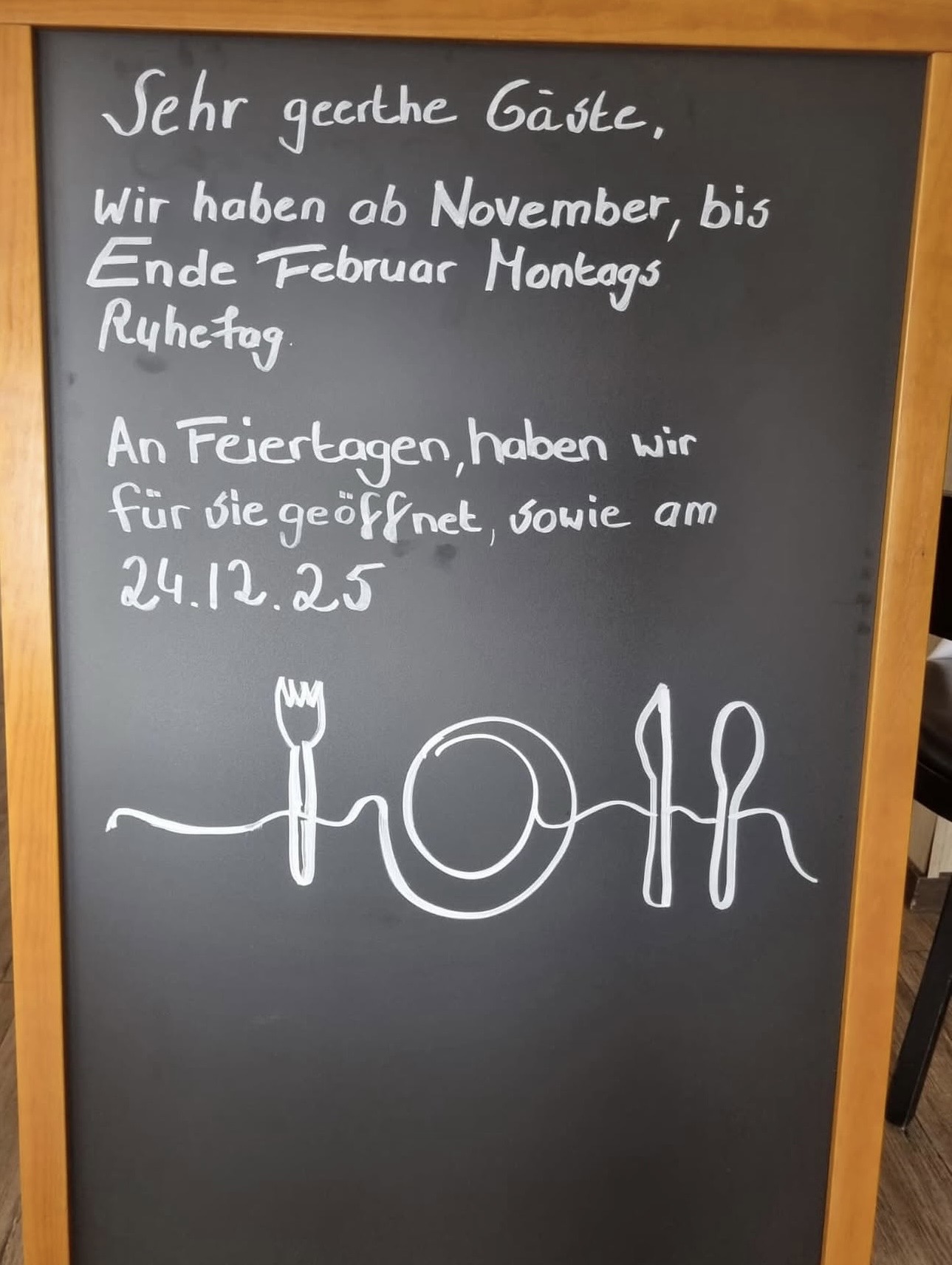 Regale mit Wein und Pasta