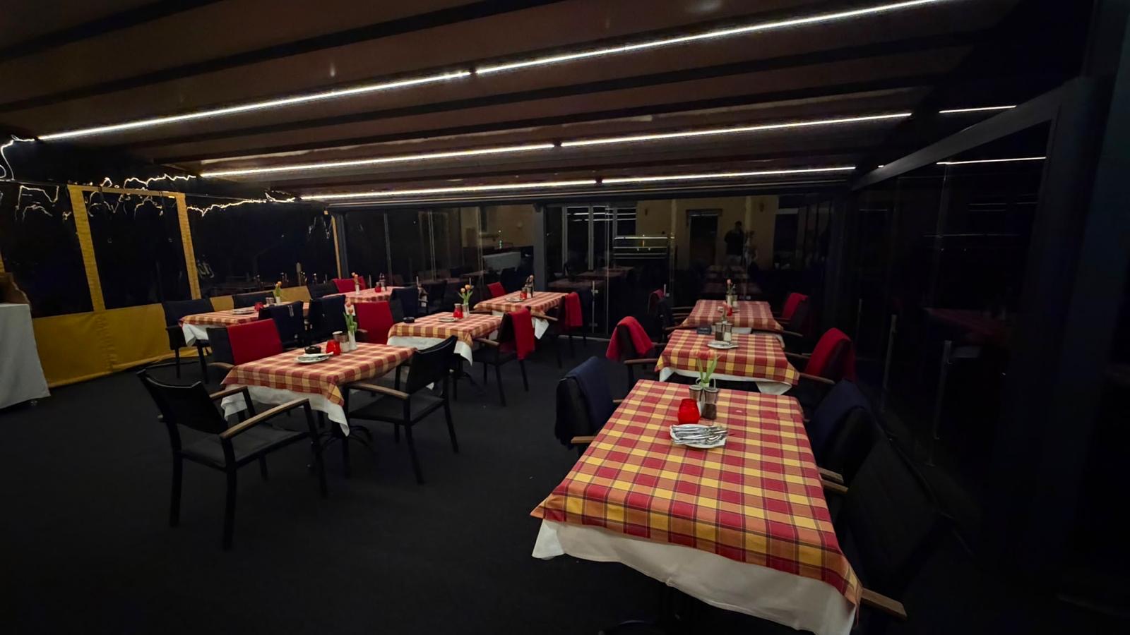Terrasse am Wasser, eingedeckter Tisch