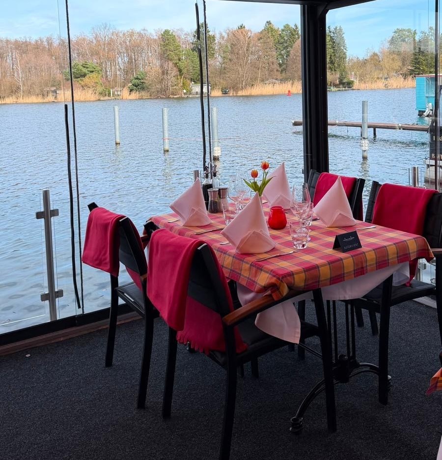 Waterfront dining at Trattoria di Mare