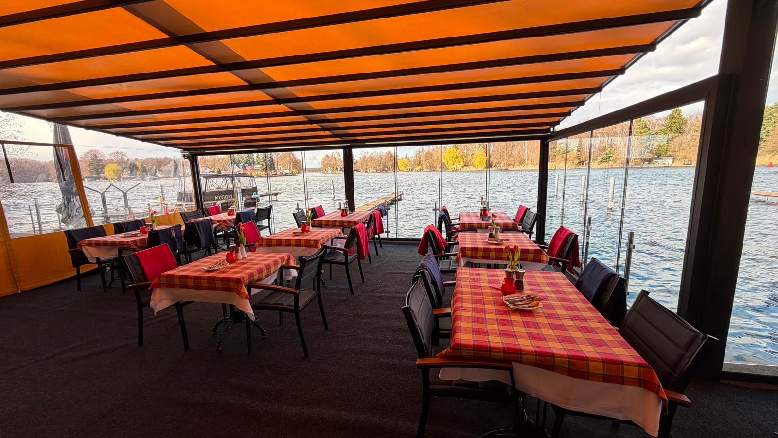 Terrace dining over the water