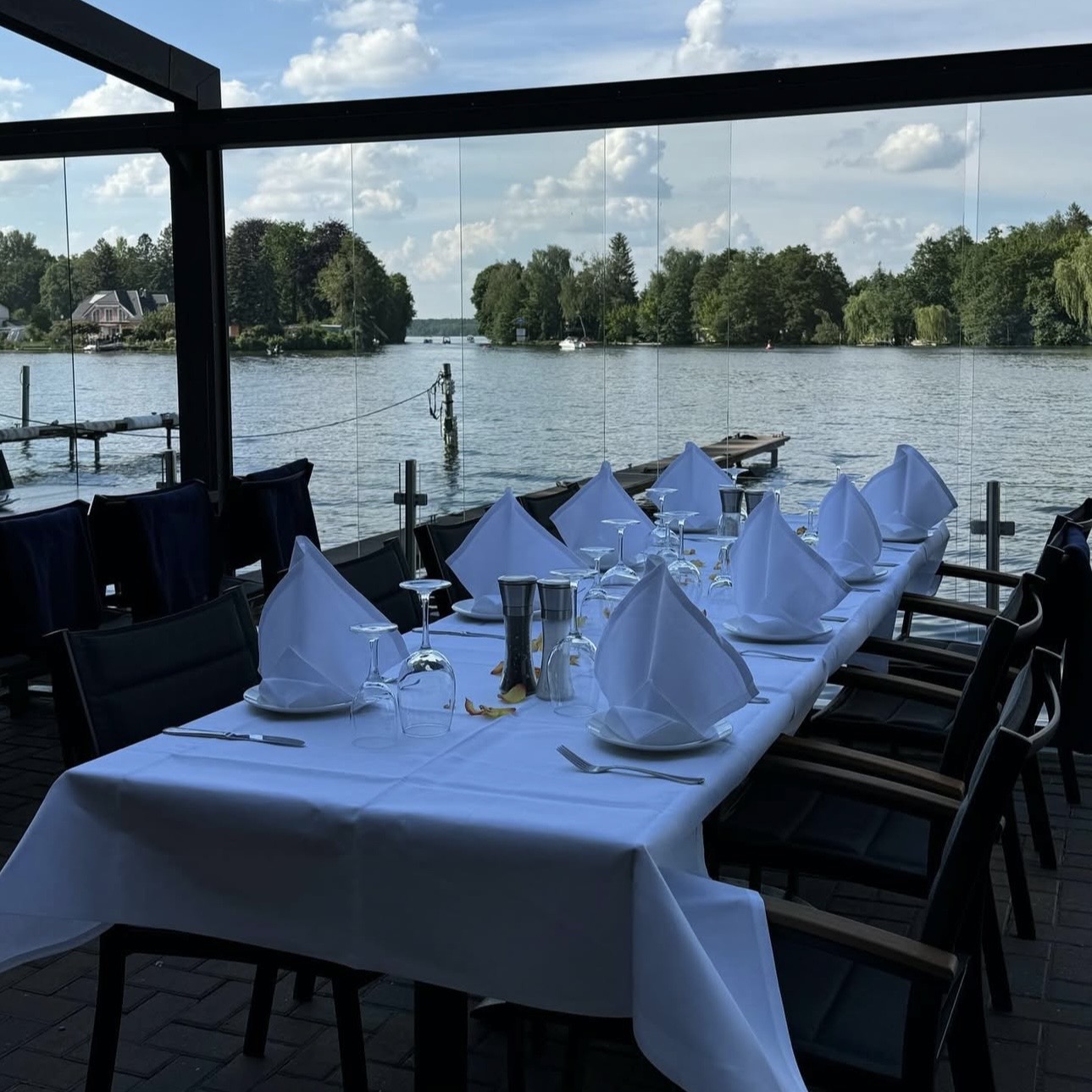 Terrace dining over the water