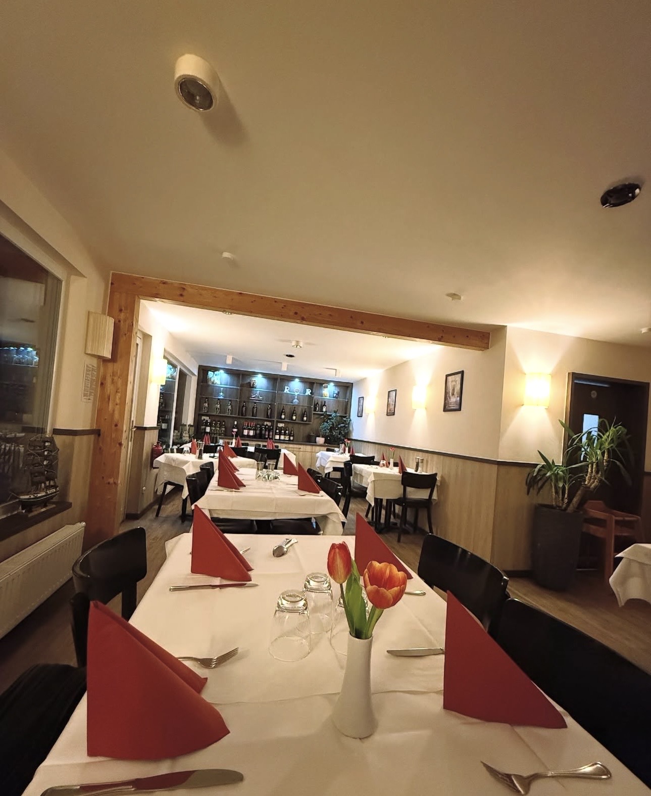 Blick auf die Trattoria di Mare am Wasser